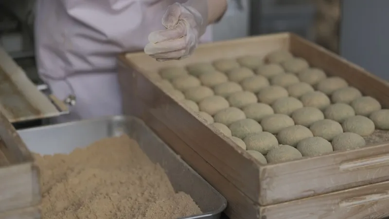 Kinako, Cornstarch, or Nothing: I Blind-Tested Every Daifuku Dusting So You Don't Have To