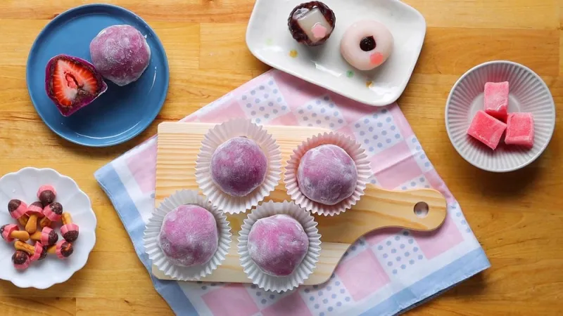 Two Dozen Mochi Walk Into a Cookie Swap: My Quiet Little Holiday Heist